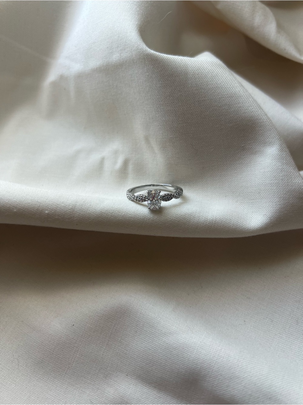 Oval diamond ring - Picture 3 of 8